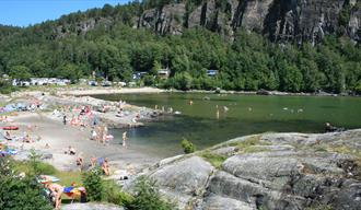 strand med folk som bader på Rognstranda