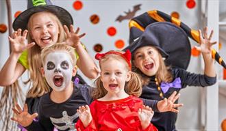 Bilde av barn som har kledd seg ut til Halloween