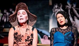 scene med to damer fra en teaterforestilling