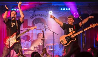Rockebandet PLOPP; To menn som står på en scene med hver sin gitar