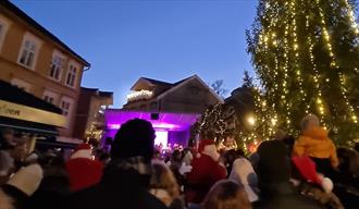 Utekino og julegran på Kragerø torv