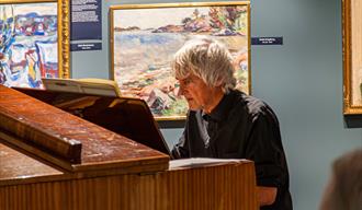 Robert Carding ved flygelet