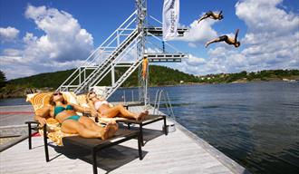 Beach Club er stranddelen til spahotellet Kragerø Resort. Her kan du bade i sol, hoppe i sjøen fra stupebrettet, spille sandvolleyball og mye mer.