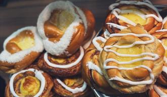 Ferske wienerbrød på Aasmundsen Bakeri på Tuvensenteret.