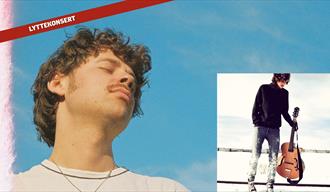 mann med bart i hvit genser, mann i sort med gitar