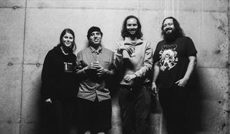 Musikkbandet SLOMOSA. Bildet viser 3 menn og 1 dame