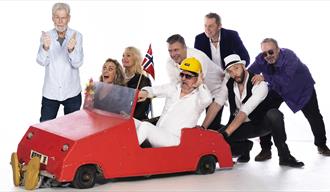 Gruppe mennesker og en rød lekebil