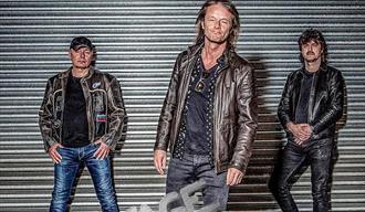 De tre gutta i Stage Dolls