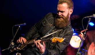 Joakim Tinderholt på gitar