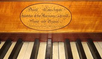 Det gamle pianoet stammer fra lystgårdens glansdager på tidlig 1800-tall. Det er engelsk, og står nå utstilt i hagestuen.