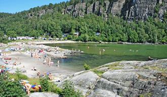 strand med folk som bader på Rognstranda