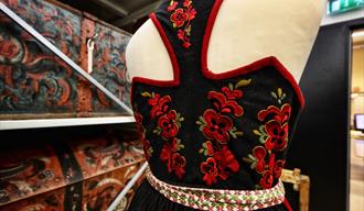 Brodert bunadsliv, bunader Vest-Telemark museum Eidsborg.