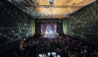 folk på konsert på Parkbiografen