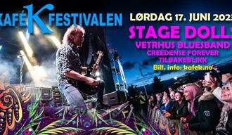 Plakat av Kafe K festivalen. En mann som står på en scene og med publikum