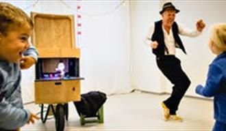 mann og 2 barn som danser