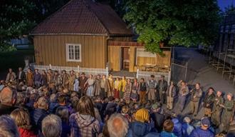 Skuespillere og publikum på forestillingen Herøya 1942