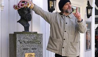 Vandringen starter ved bysten på Theodor Kittelsens Plass i sentrum. Formidler: Thomas Bakkerud