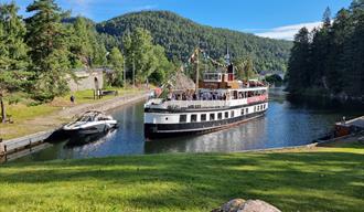 MS Victoria i Løveid sluse