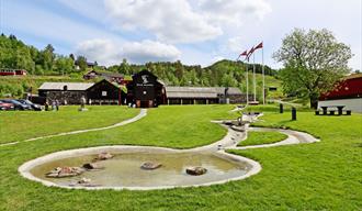 Norsk skieventyr i Morgedal med vassparken foran.