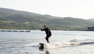 mann på elsurfbrett fra Notodden Opplevelser