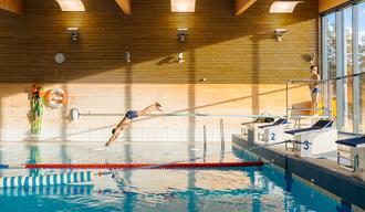 Gutt stuper i bassenget.