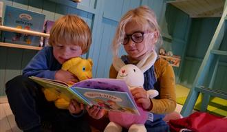 barn som leser en bok
