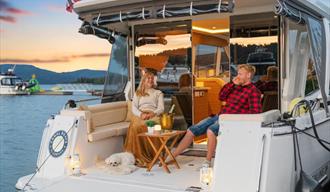 par koser seg på dekk på båten til Canal Boats