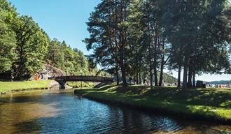 Olavsberget badeplass i Porsgrunn med bry over vannet