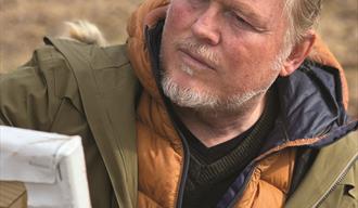 Jonny Andvik lager et portrett på direkten