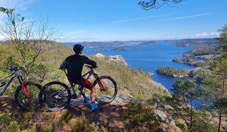 Stisykling med utsikt over skjærgården