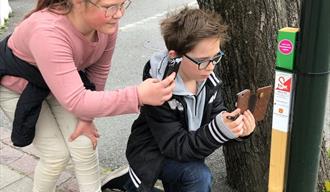 2 barn på stolpejakt