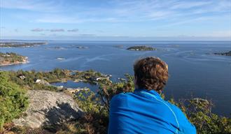 turgåer ser ut over vannet fra Vardås