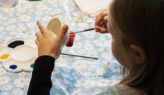 barn som maler på Porselen