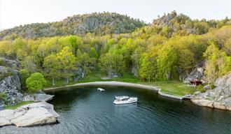 båt fra Canal Boats Telemark ligger i en bukt
