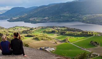 To turgåere på toppen av Eikeskartoppen, Notodden. Foto