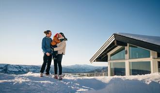 familie på Lifjelltunet om vinteren
