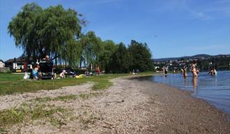 folk som bader ved bakkestranda i Skien
