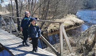 To gutter ved en bro langs folkestien i Notodden. Foto