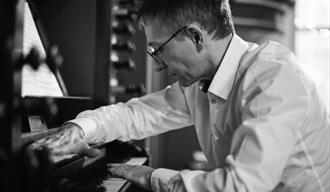 Concert organist Guy Poupart performing "Hell und Dunkel" by Sofia Gubaidulina