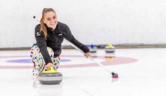 Jenta på curling i Skien fritidspark