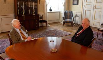 Bildet er tatt da Mikkel Thommessen intervjuet Kong Harald for Seilmagasinet. Mikkel Thommessen kommer til Berg-Kragerø Museum torsdag 30.mars, og vil fortelle litt om sitt møte med kongen.