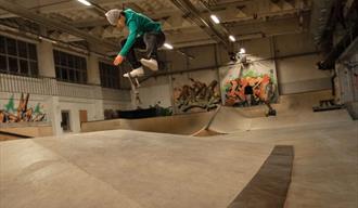 gutt på skatehall i Notodden