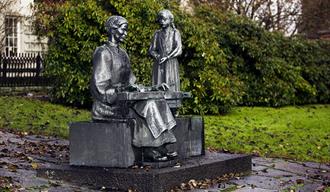 "Tonen" av Dyre Vaa står mellom Telemark Kunstsenter og Skien kirke.