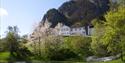 Nutheim gjestgiveri. Tradisjonsrikt trehotell som ligg i Flatdal
