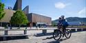 sykling forbi Bok & Blueshuset i Notodden