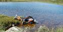 Mange fine drikkekilder langs ruten på Kraftvegen, Hardangervidda. Noen av vannene kan det også være verdt å prøve fiskelykken i.