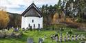 Kviteseid gamle steinkyrkje med gravstøtter
