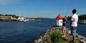 gutt og mann som fisker i Langesund