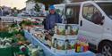 Langesund Høstmarked. En mann som selger frukt og grønnsaker