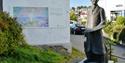 Edvard Munch statue på Skrubben i Kragerø med 'solen' maleri i bakgrunnen